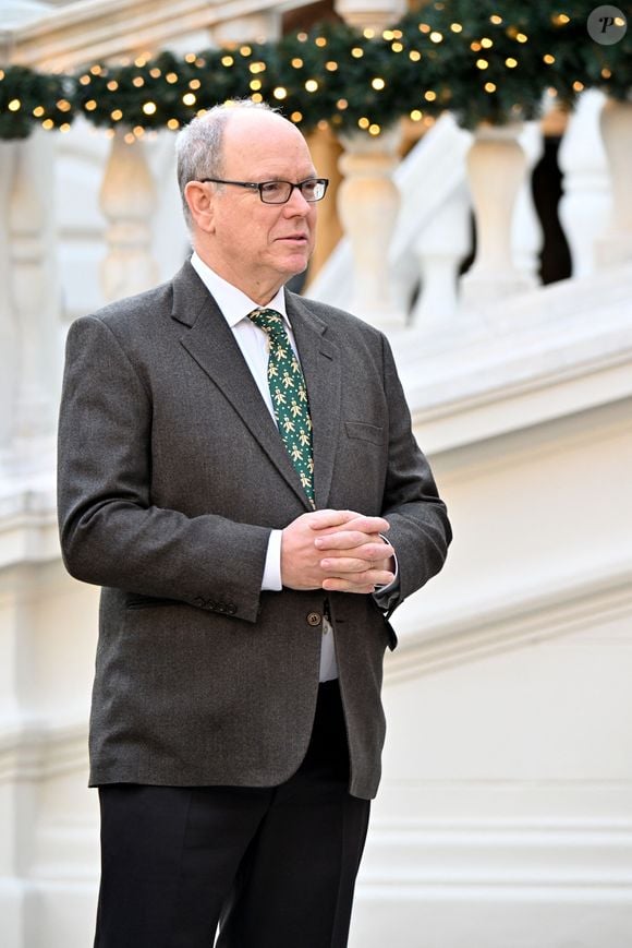 Le prince Albert II de Monaco, la princesse Charlene et leurs enfants la princesse Gabriella et le prince héréditaire Jacques ont accueilli les enfants monégasque pour le traditionnel arbre de Noël du Palais à Monaco, le 17 décembre 2025. © Bruno Bebert/Bestimage