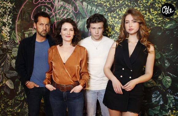 Exclusif - Lucien Belves, Frédéric Diefenthal, Elsa Lunghini et Pola Petrenko lors d'une séance photo pour la série "Ici tout commence" lors de la 5ème saison du festival International des Séries "Canneseries" à Cannes, France, le 2 avril 2022. © Denis Guignebourg/Bestimage