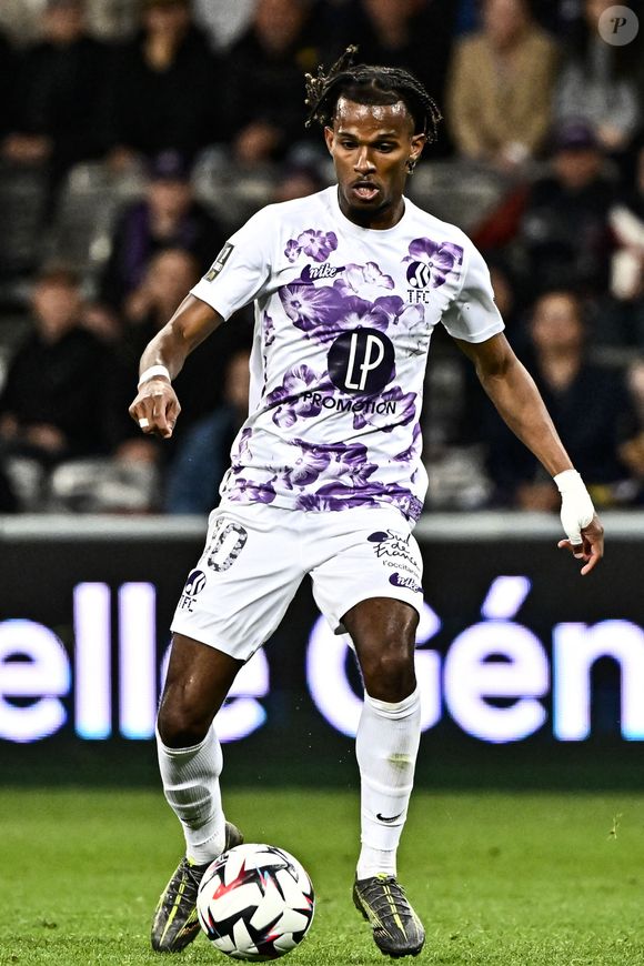 Mais ce n’est pas tout musique les deux frères ont aussi un cousin footballeur professionnel

Yann Gboho - Match de Ligue 1 McDonalds, Toulouse contre Lens (1-1) à Toulouse le 10 mai 2025.