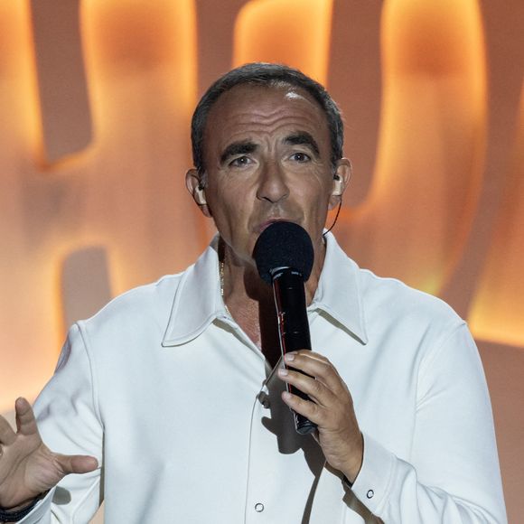 Nikos Aliagas durant l'enregistrement de la seconde soirée de "L'humour à la plage" pour la 3eme édition du festival de Juan les Pins à la pinède Gould le 27 juin 2026. © Jack Tribeca/Bestimage