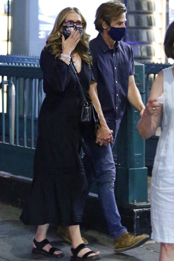 Daniel Moder était marié à une maquilleuse nommée Vera Steimberg et elle ne voulait pas signer les papiers du divorce

Exclusif - Julia Roberts et son mari Danny Moder se promènent en amoureux après un dîner à New York, le 6 août 2021.
©Backgrid USA / Bestimage