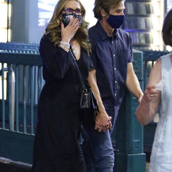 Daniel Moder était marié à une maquilleuse nommée Vera Steimberg et elle ne voulait pas signer les papiers du divorce

Exclusif - Julia Roberts et son mari Danny Moder se promènent en amoureux après un dîner à New York, le 6 août 2021.
©Backgrid USA / Bestimage