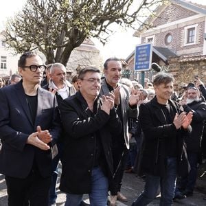 James Huth, réalisateur du film "Brice de Nice" , Eric Collado, Jean Dujardin, Manu Joucla, Eric Massot - Sorties des obsèques de Bruno Salomone en l'église Sainte-Anne de Polangis de Joinville-le-Pont (Val-de-Marne) le 23 mars 2026. © Cyril Moreau - Dominique Jacovides / Bestimage