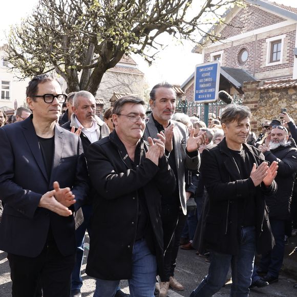 James Huth, réalisateur du film "Brice de Nice" , Eric Collado, Jean Dujardin, Manu Joucla, Eric Massot - Sorties des obsèques de Bruno Salomone en l'église Sainte-Anne de Polangis de Joinville-le-Pont (Val-de-Marne) le 23 mars 2026. © Cyril Moreau - Dominique Jacovides / Bestimage
