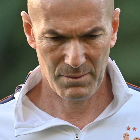 Alors que Zinédine Zidane s'apprête à vivre sa grande première sur le banc des Bleus, les imprévus s'accumulent.

Zinedine Zidane - Entraînement de l'équipe de France en préparation de la Ligue des nations de l'UEFA au Centre national de Clairefontaine. © Christian Liewig/Bestimage