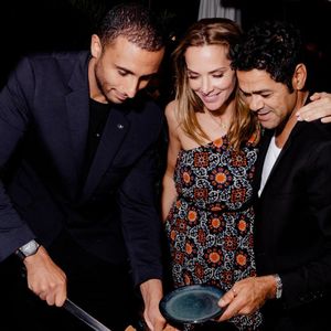 "C'est incroyable ça, pourtant il y a que des trucs bizarres dedans, précisent-ils. Agréablement surpris."


Exclusif - Le pâtissier Yazid Ichemrahen, Jamel Debbouze et sa femme Mélissa Theuriau - Les célébrités fêtent le 48ème anniversaire de J.Debbouze dans le restaurant "Dar Mima", créé par Laurent de Gourcuff et J.Debbouze, en hommage à la mère de ce dernier, Fatima. Sur le toit de l'Institut du monde arabe à Paris, l'acteur a partagé son gâteau d'anniversaire avec sa femme, M.Theuriau, et ses amis, dont l'équipe du "Jamel Comedy Club", le 18 juin 2023.  Yazid Ichemrahen via Bestimage