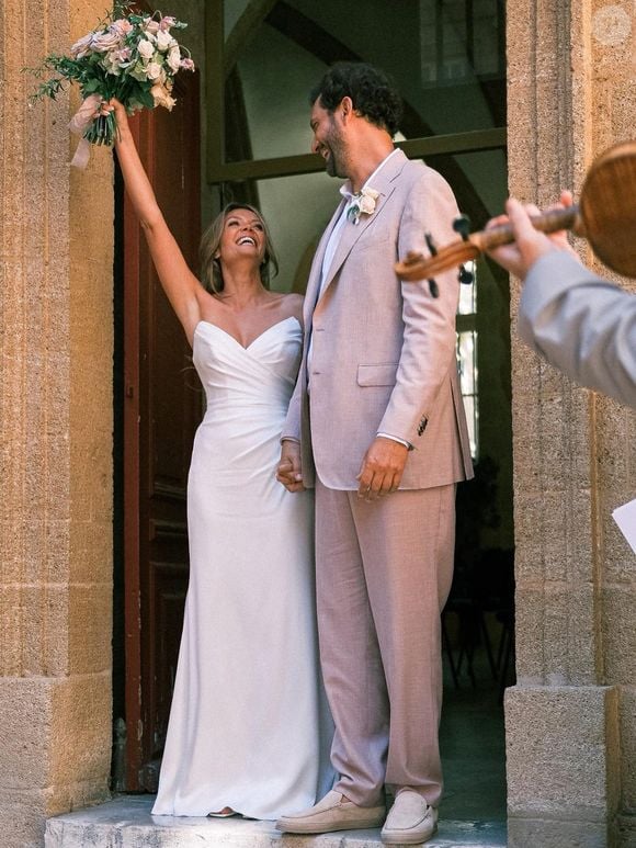 L'une cintrée et une autre plus volumineuse. Story Instagram de Gennifer Demey datant du 31 août 2025 lors de son mariage avec Eric Antoine.