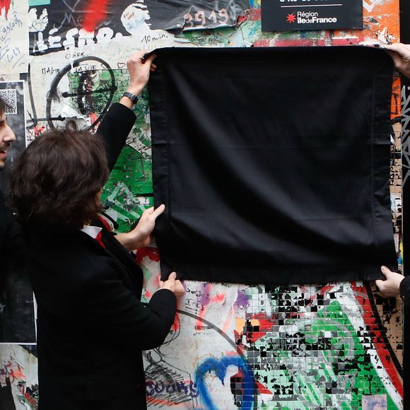 Ben Attal, Rachida Dati (ministre de la culture), Charlotte Gainsbourg lors de la cérémonie de dévoilement de la plaque "Maison des Illustres" de la Maison Gainsbourg à Paris, France, le 2 avril 2024. © Christophe Clovis/Bestimage