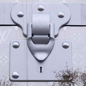Louis Vuitton va ouvrir son hôtel de luxe de 6000 m2 sur les Champs Elysées !  Situé au 103 avenue des Champs-Elysées à Paris, ce bâtiment incroyable se situera juste en face du célèbre flagship de Louis Vuitton.
 Jack Tribeca/Bestimage