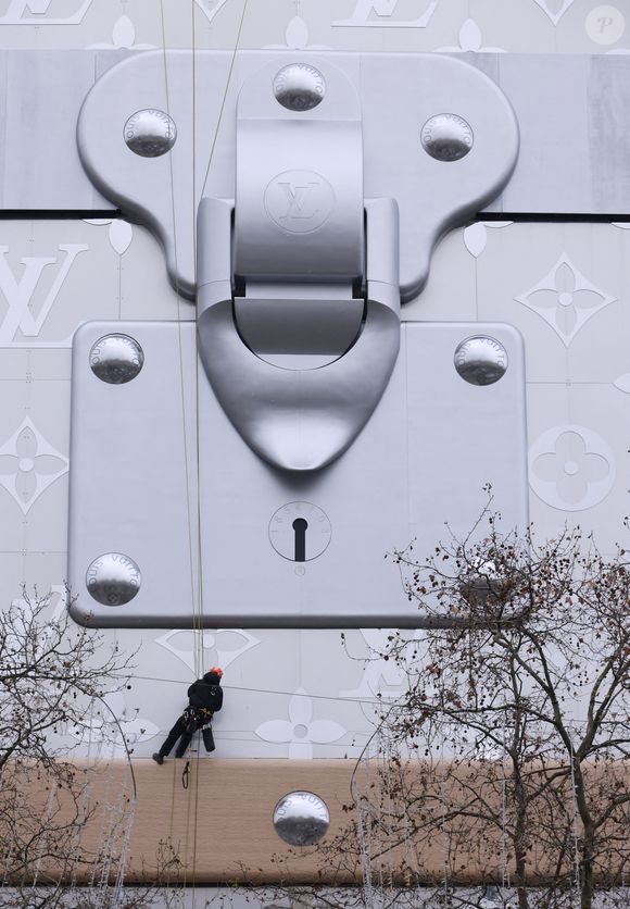 Louis Vuitton va ouvrir son hôtel de luxe de 6000 m2 sur les Champs Elysées !  Situé au 103 avenue des Champs-Elysées à Paris, ce bâtiment incroyable se situera juste en face du célèbre flagship de Louis Vuitton.
 Jack Tribeca/Bestimage