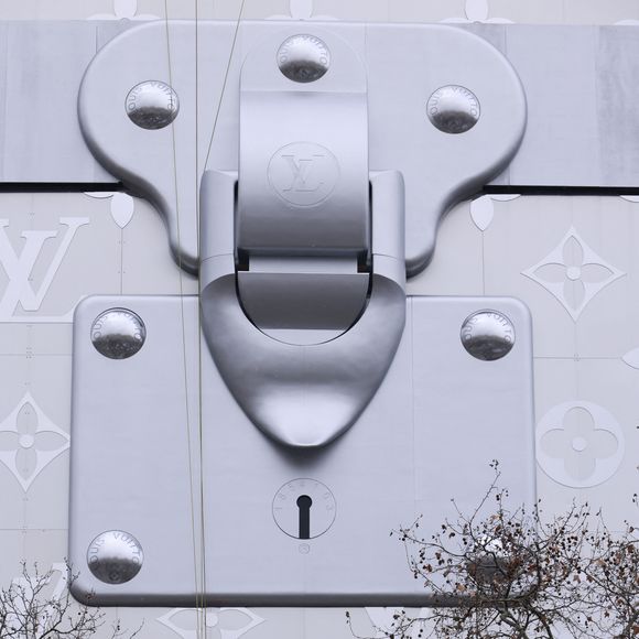 Louis Vuitton va ouvrir son hôtel de luxe de 6000 m2 sur les Champs Elysées !  Situé au 103 avenue des Champs-Elysées à Paris, ce bâtiment incroyable se situera juste en face du célèbre flagship de Louis Vuitton.
 Jack Tribeca/Bestimage