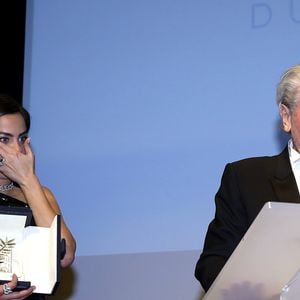 Alain Delon (avec un badge Paris Match d'une ancienne couverture du magazine titrant "Alain Delon, mes deux amours, Rosalie et Anouchka) et sa fille Anouchka (Robe Elie Saab) - Remise de la Palme d'Honneur à Alain Delon lors du 72ème Festival International du Film de Cannes. 19 mai 2019
© Jacovides-Moreau / Bestimage
