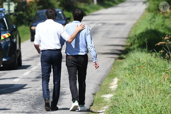 Anthony Delon et son demi-frère Alain-Fabien découvrent les hommages devant les grilles de la propriété de Douchy, quelques heures avant les obsèques de leur père, A.Delon, le 24 août 2024.  © Agence / Bestimage