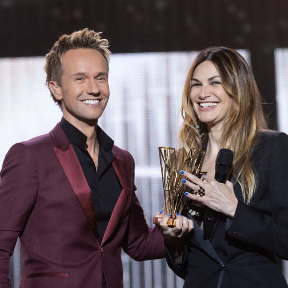 Exclusif - Le maitre de cérémonie Cyril Féraud et la maitresse de cérémonie Helena Noguerra posent pendant les répétitions de la 41ème cérémonie des Victoires de la musique à la Seine musicale de Boulogne-Billancourt, France, le 11 février 2026. © Cyril Moreau/Bestimage