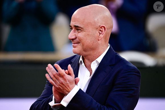 Andre Agassi ( coach ) applaudit pendant les Internationaux de France de Tennis de Roland Garros 2025 le 08 Juin 2025 à Paris, France. © Dante Badano/PsnewZ/Bestimage