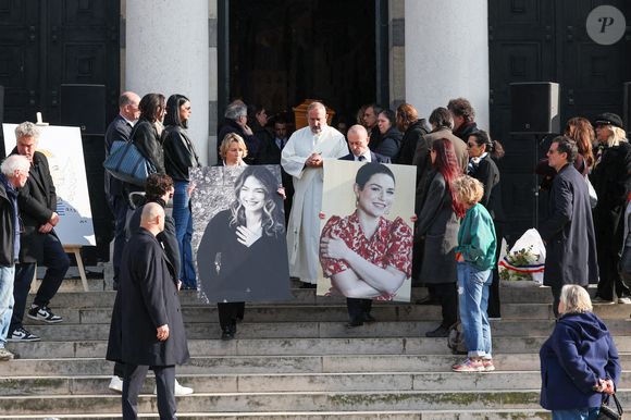 Le diacre Pierre-Jean Franceschi, deux portraits d'Emilie Dequenne suivis du cercueil de la défunte à la sortie des obsèques d'Emilie Dequenne au cimetière Père Lachaise à Paris, France, le 26 mars 2025. © Cyril Moreau/Bestimage