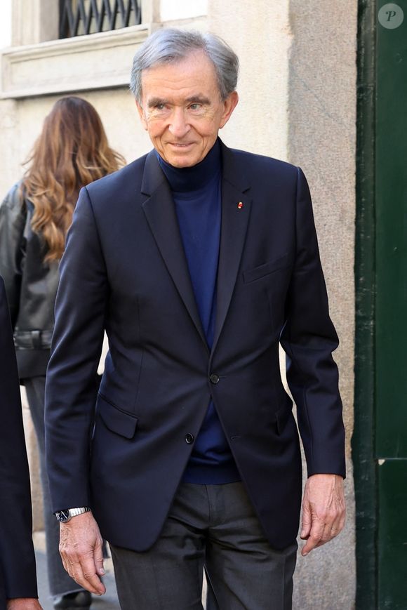 Le milliardaire Bernard Arnault se promène dans Milan avec son fils Frédéric Arnault. © Backgrid UK/ Bestimage
