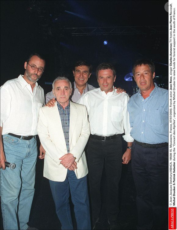 L'acteur français Jean Reno, le chanteur Charles Aznavour, les animateurs de télévision Jean-Pierre Foucault, Michel Drucker et Patrick Sabatier lors du Concert des Alpilles, organisé par Michel Drucker pour récolter des fonds pour le soutien aux premiers secours dans le sud de la France. © Jean Jacques Datchary/ABACA. 19508-15. Maussane, France, 07/07/2000.