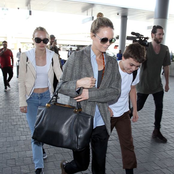 Vanessa Paradis arrive avec ses enfants Lily-Rose Depp et Jack Depp à l’aéroport de LAX à Los Angeles.  Le 21 mars 2016 (Agence / Bestimage).