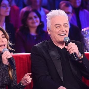 Daniel Lavoie partagera anecdotes et souvenirs de sa carrière internationale. 

Julie Zenatti et Daniel Lavoie - Enregistrement de l'émission Vivement dimanche au studio Rive gauche présentée par Michel Drucker le 12 novembre 2025 pour une diffusion sur France 3 le 21 décembre. 

© Guillaume Gaffiot/Bestimage