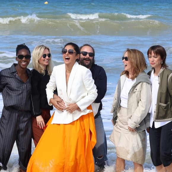 La présidente des membres du jury Golshifteh Farahani entourée de Benjamin Millepied, Philippine Leroy-Beaulieu, Thomas Cailley, Emilie Tronche, Eye Haidara, Katell Quillevere et Vincent Macaigne lors du photocall des membres du jury lors du 51e Festival du Cinéma Américain de Deauville le 8 septembre 2025. © Denis Guignebourg/Bestimage