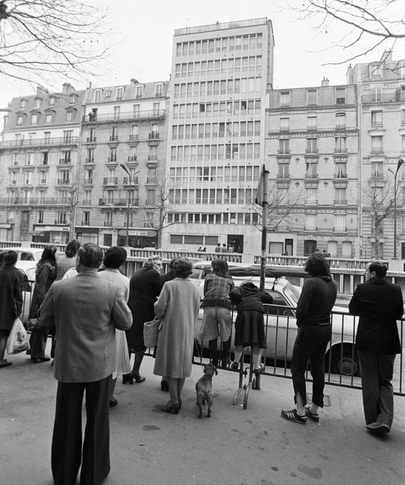 Archives - En France, à Paris, 46 boulevard Exelmans, des personnes en pleurs rassemblées devant l'immeuble du chanteur Claude François à l'annonce de son décès le 11 mars 1978.