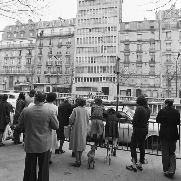 Archives - En France, à Paris, 46 boulevard Exelmans, des personnes en pleurs rassemblées devant l'immeuble du chanteur Claude François à l'annonce de son décès le 11 mars 1978.