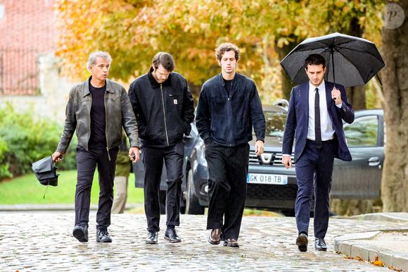 Exclusif - Paul Belmondo et ses fils Victor Belmondo, Alessandro Belmondo, Giacomo Belmondo - Arrivées aux obsèques d’Alain Belmondo au crématorium du Père-Lachaise à Paris, France, le 4 septembre 2025. © Dominique Jacovides/Bestimage