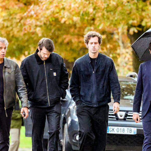 Exclusif - Paul Belmondo et ses fils Victor Belmondo, Alessandro Belmondo, Giacomo Belmondo - Arrivées aux obsèques d’Alain Belmondo au crématorium du Père-Lachaise à Paris, France, le 4 septembre 2025. © Dominique Jacovides/Bestimage