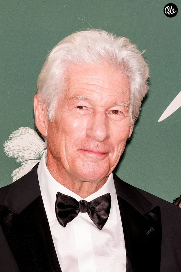 En 2026, il a également retrouvé les plateaux italiens pour le film Asymmetry, attendu au cinéma en 2027. 

Richard Gere au photocall du 20ème anniversaire de la fondation Prince Albert II de Monaco à la salle Garnier de l’Opéra de Monte-Carlo, Monaco, le 18 septembre 2026. Cet évènement exceptionnel mobilise de nombreux artistes et philanthropes autour du couple princier. © Claudia Albuquerque/Bestimage