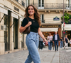 Le jean barrel s’impose comme une nouvelle silhouette denim incontournable de 2026.
Sa forme arrondie structure le look sans excès et modernise les classique

Tendance mode 2026