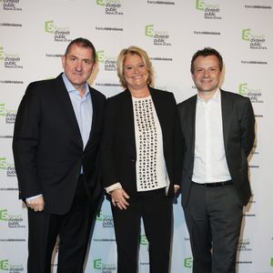 Les téléspectateurs de France Télévisions le connaissent bien...

Yves Calvi, Marina Carrère d'Encausse, Axel de Tarlé - Soirée du 20ème anniversaire de France 5 à la Cité de la mode et du design à Paris. (Denis Guignebourg / Bestimage)