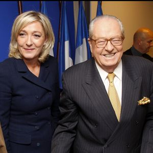 La première de ces femmes c'est, bien sûr, sa fille Marine Le Pen, qui l'a longtemps accompagné dans ses campagnes politiques avant de prendre sa succession.
Marine Le Pen et Jean-Marie Le Pen.