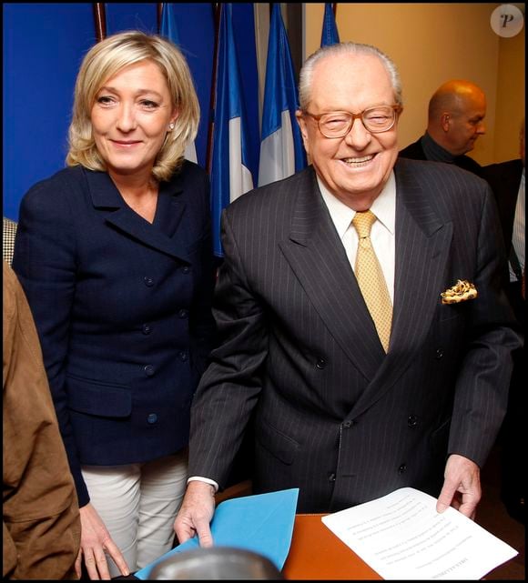 La première de ces femmes c'est, bien sûr, sa fille Marine Le Pen, qui l'a longtemps accompagné dans ses campagnes politiques avant de prendre sa succession.
Marine Le Pen et Jean-Marie Le Pen.