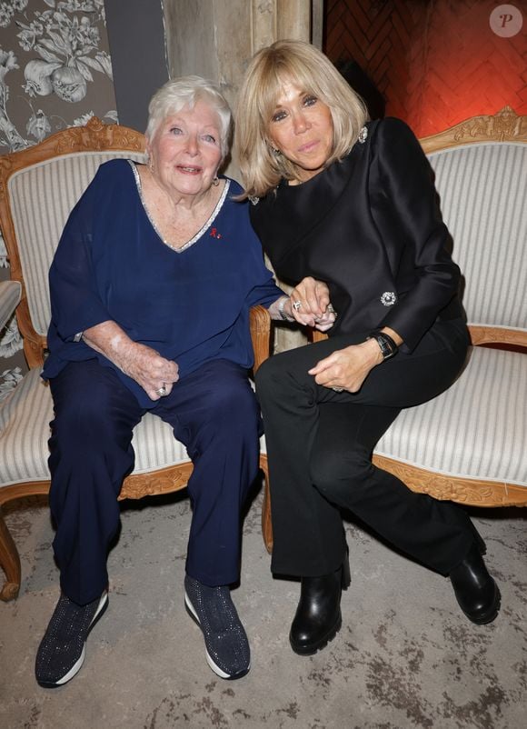 Exclusif -  Line Renaud et Brigitte Macron - 6ème remise du prix "Fonds de dotation Line Renaud-Loulou Gasté" pour la recherche médicale à la Maison de la Recherche à Paris le 25 novembre 2024. Chaque année un prix, assorti d’une dotation financière de 60 000 euros à un chercheur et à son équipe afin de récompenser et d’accompagner une avancée scientifique majeure.
LES TROIS GRANDES ACTIONS DU FONDS DE DOTATION
1. La remise annuelle du prix Line Renaud-Loulou Gasté pour la Recherche Médicale, avec le soutien amical de la Fondation pour la Recherche Médicale. Cette distinction a pour but de saluer une avancée scientifique majeure, tous domaines confondus. Le Fonds accompagne ce prix d’une dotation financière au chercheur désigné et à son équipe.
2. La réalisation, le soutien et le financement de toute action d'intérêt général contribuant à la recherche médicale.
3. La réalisation, le soutien et le financement de tout organisme sans but lucratif venant en aide aux personnes en situation de handicap, malvoyantes ou en difficulté.
LES AUTRES ACTIONS DU FONDS DE DOTATION
Le financement à la formation d’un chien d’assistance pour les malvoyants et le financement à hauteur de 20 000 euros à l’association Sidaction pour la recherche contre le Sida
© Coadic Guirec/Bestimage