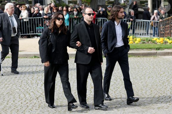 Le veuf, Michel Ferracci et ses fils, Enzo et Maël aux arrivées des obsèques d'Emilie Dequenne au cimetière Père Lachaise à Paris, France, le 26 mars 2025. © Cyril Moreau/Bestimage