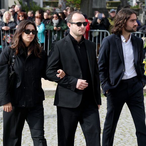 Le veuf, Michel Ferracci et ses fils, Enzo et Maël aux arrivées des obsèques d'Emilie Dequenne au cimetière Père Lachaise à Paris, France, le 26 mars 2025. © Cyril Moreau/Bestimage