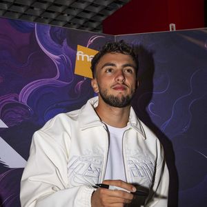 Inoxtag en séance de dédicace pour le tome 2 de son manga "Instinct" co-écrit avec Charles Compain, dessinateur, et Basile Monnot, réalisateur à La Fnac des Ternes à Paris le 20 novembre 2025. © Vincenzo Arnone/Bestimage