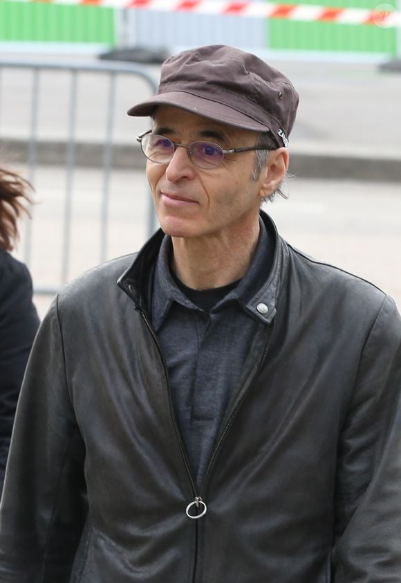 Jean-Jacques Goldman lors des obsèques de Véronique Colucci au cimetière communal de Montrouge, le 12 avril 2018.