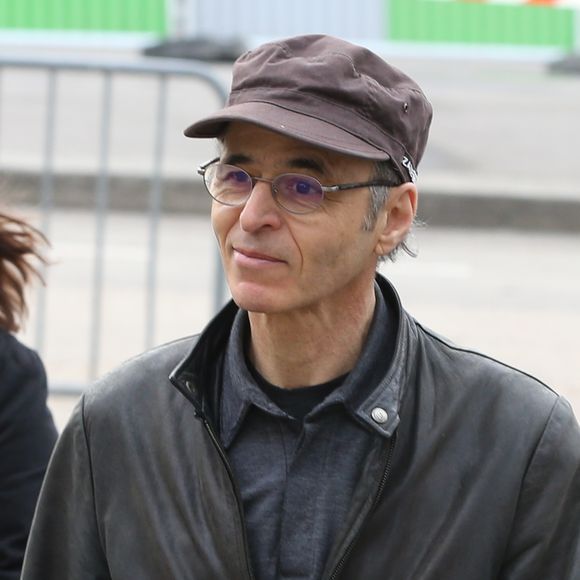 Jean-Jacques Goldman lors des obsèques de Véronique Colucci au cimetière communal de Montrouge, le 12 avril 2018.