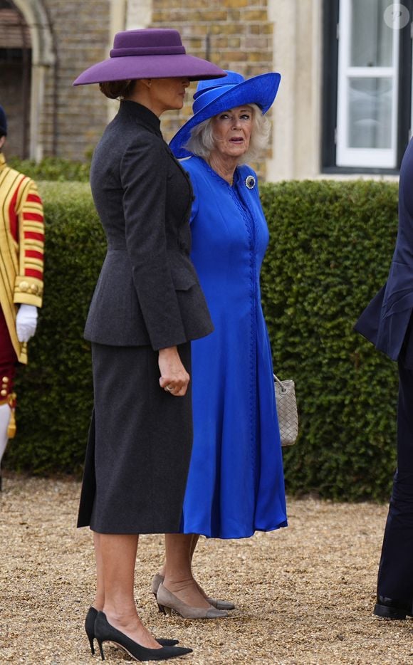 La reine Camilla a fait un geste de la main pour indiquer à l'épouse du prince William de s'en aller.

Melania Trump et Camilla Parker Bowles au château de Windsor. © PA Photo/ Bestimage