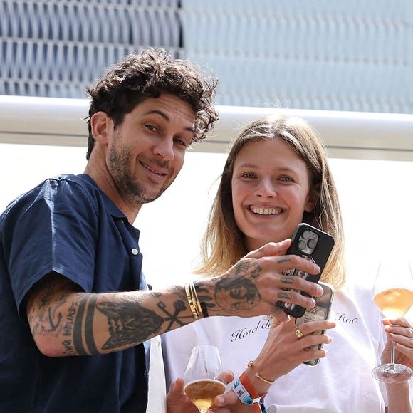 Constance Jablonski et son mari Matthias Dandois - Célébrités au village des Internationaux de France de tennis de Roland Garros 2024 à Paris le 7 juin 2024. © Jacovides-Moreau/Bestimage