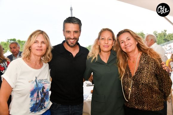 Virginie et Coco Coupérie-Eiffel avec Tony Estanguet et sa compagne dans l'espace VIP, le Pavillon Eiffel, lors de la 12ème édition Longines Paris Eiffel Jumping au pied de la Tour Eiffel sur le Champ-de-Mars à Paris, France, le 19 juin 2026.

© Perusseau-Veeren/Bestimage