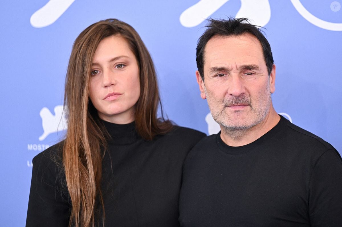 Adèle Exarchopoulos en couple avec François Civil : elle intervient auprès  de Gilles Lellouche qui en dit trop - Purepeople