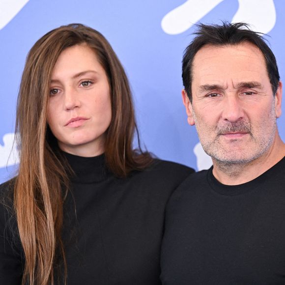 Adèle Exarchopoulos a recadré Gilles Lellouche

Adele Exarchopoulos et Gilles Lellouche au Photocall Chien 51 dans le cadre du 82ème Festival International du Film de Venise au Lido de Venise, Italie. Photo par Aurore Marechal/ABACAPRESS.COM