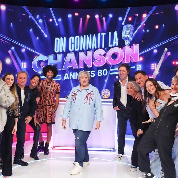 Le programme mise sur la nostalgie et rassemble différentes générations.

Exclusif - Julien Lepers, Philippe Risoli, Capucine Anav, Fabien Lecoeuvre, Delphine Wespiser, Gwendal Marimoutou, Laurence Boccolini, Christophe Carrière, Valérie Damidot, Silvia Notargiacomo, Lionel Tim, Isabelle Morini-Bosc, Jordan Deluxe, lors de l’enregistrement de l’emission "On Connait La Chanson Années 80", présentée par L.Boccolini et diffusée le 22 septembre 2026 sur W9, à Paris, France, le 9 avril 2026. © Jack Tribeca/Bestimage