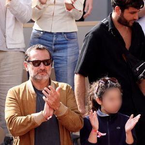 Gilles Lellouche et sa fille Ava dans les tribunes lors des Internationaux de France de Tennis de Roland Garros 2022. Paris, le 5 juin 2022. © Dominique Jacovides/Bestimage