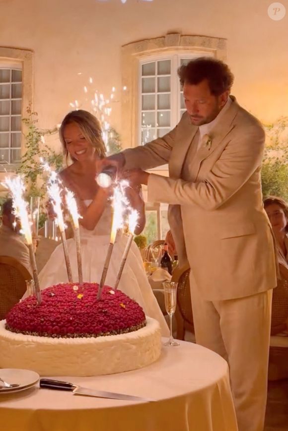 Après un mariage civil et un mariage laïc, le couple prévoit une cérémonie religieuse en 2026.

Mariage d'Eric Antoine et Gennifer Demey à Aix-en-Provence le 30 août 2025. © Agence / Bestimage