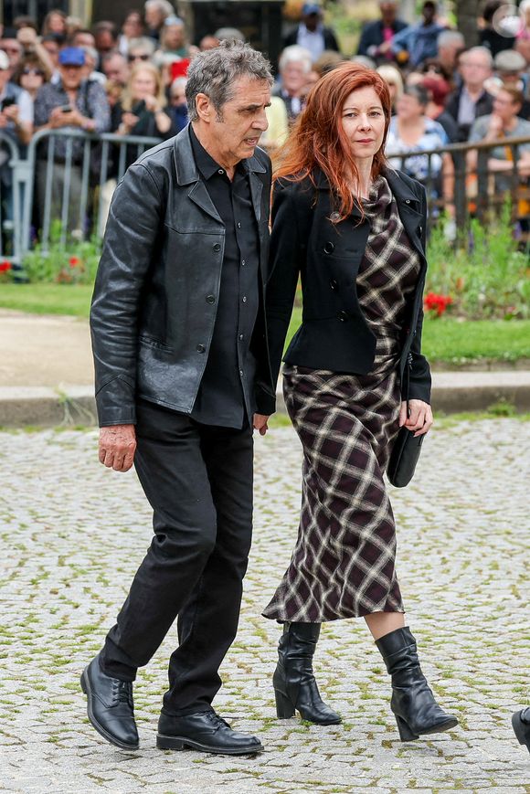 Julien Clerc et sa compagne Hélène Grémillon - Arrivées aux obsèques de l'auteure-compositrice-interprète et actrice française Françoise Hardy au crématorium du cimetière du Père-Lachaise à Paris, France, le 20 juin 2024. © Jacovides-Moreau/Bestimage