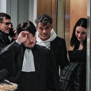 Stéphane Plaza sort avec son avocat Hugo Yokoyama, après le verdict de son procès pour violences sur deux anciennes compagnes, à Paris, France, le 18 février 2025. © Christophe Clovis/Bestimage